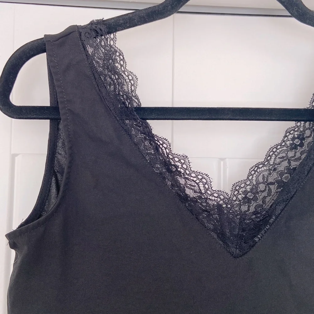 SHEIN V-neck Camisole with Lace Trim | Size XS - Picture 2 of 4